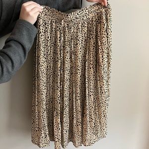 BRAND NEW Accordion style midi skirt from Pink Lily!Size Medium, Elastic waist